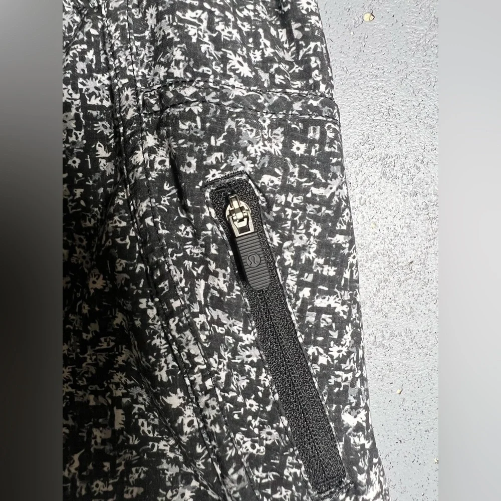 Lululemon Tracker Short IV 4”  Daisy Dust Alpine White Black / Black